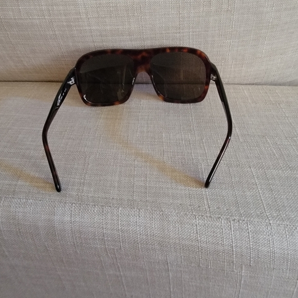 Gucci Tortoise Shell Sunglasses & Case. - Picture 2 of 9